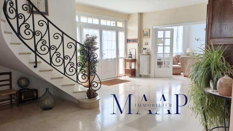 Demeure - 303 m² - 11 pièces