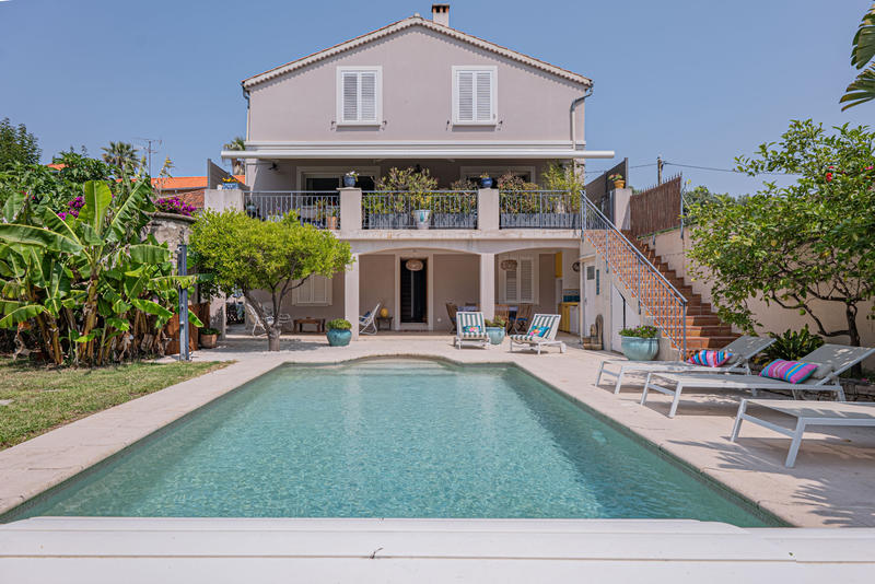 Maison - 245 m² - 7 pièces