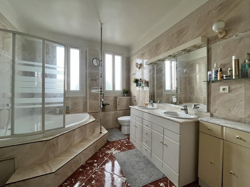 Maison - 230 m² - 10 pièces