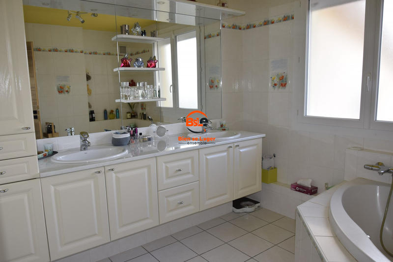 Maison - 225 m² - 8 pièces