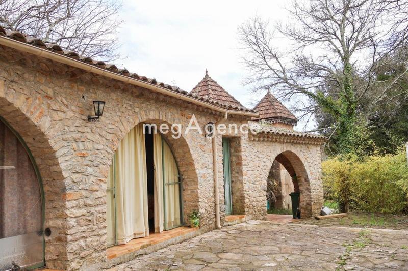 Propriété - 1 000 m² - 12 pièces