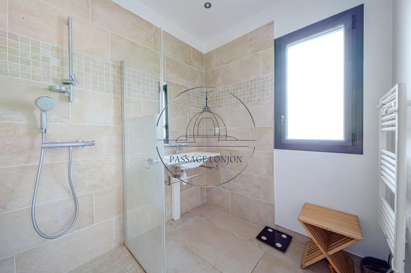 Villa - 256 m² - 8 pièces