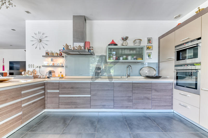 Maison - 217 m² - 6 pièces