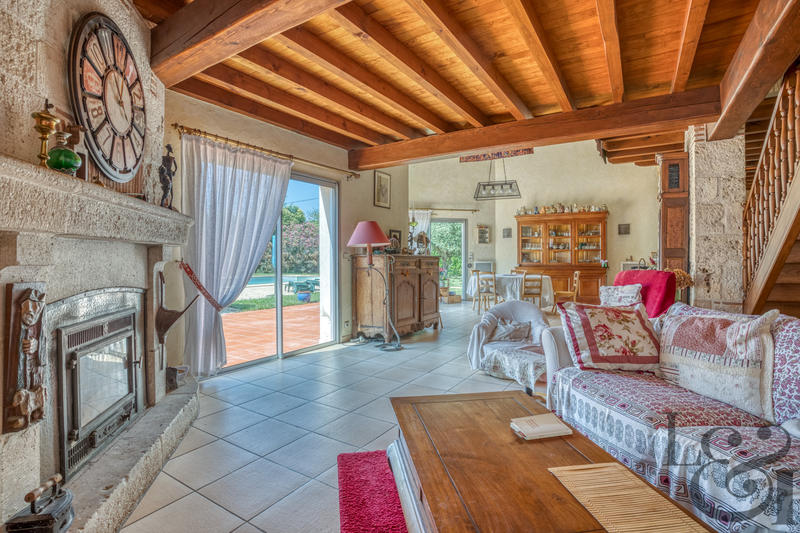 Maison - 220 m² - 9 pièces