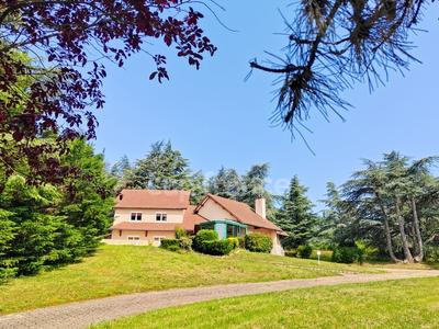 Maison - 201 m² - 7 pièces