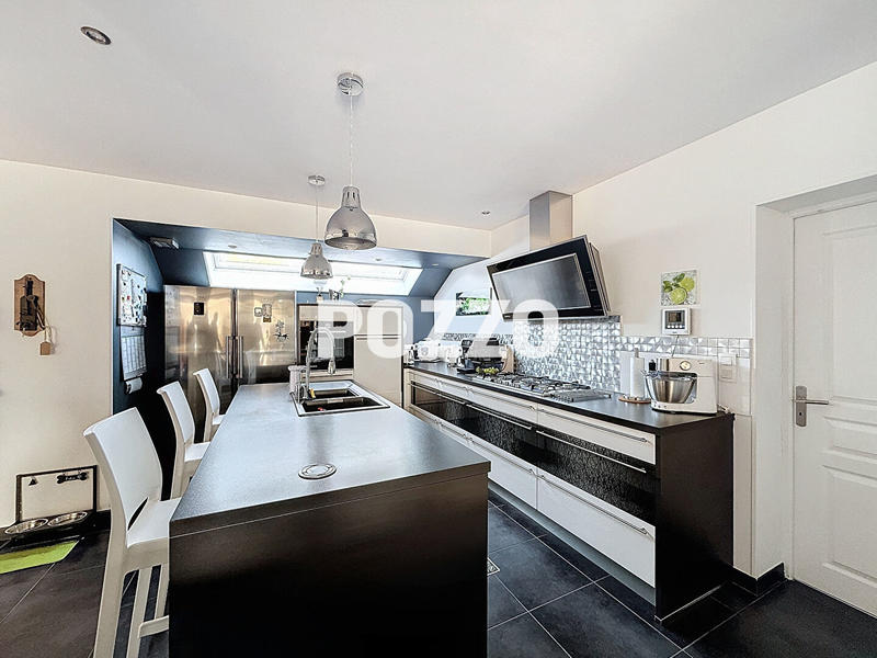 Maison - 230 m² - 7 pièces