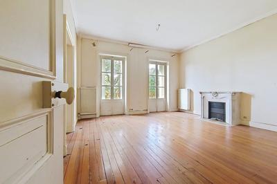 Maison - 300 m² - 6 pièces