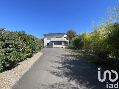 Maison - 212 m² - 7 pièces