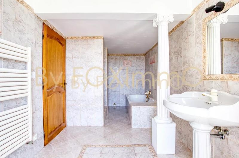 Maison - 220 m² - 5 pièces