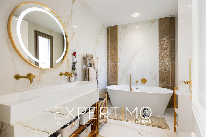 Maison - 230 m² - 9 pièces