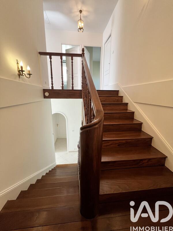 Maison - 311 m² - 11 pièces