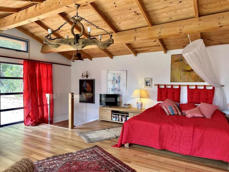 Maison - 260 m² - 11 pièces