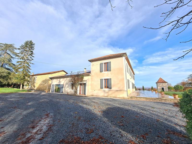 Maison - 375 m² - 10 pièces