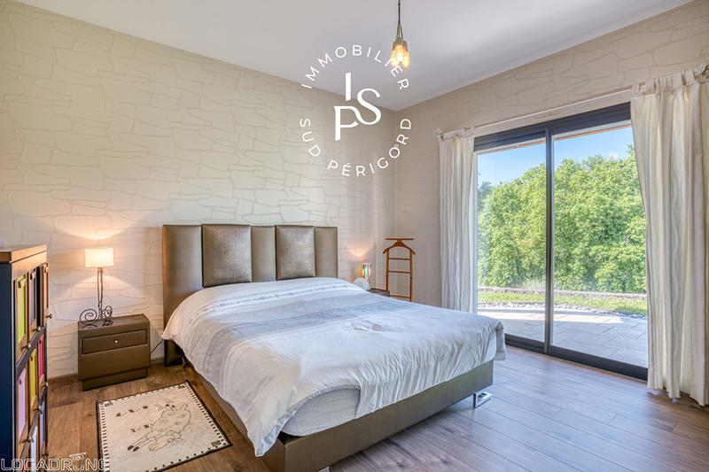 Maison - 242 m² - 9 pièces