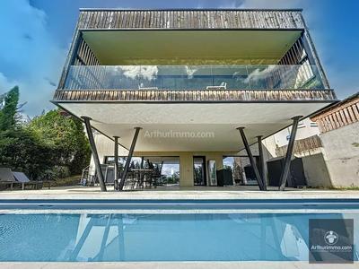 Maison - 260 m² - 6 pièces