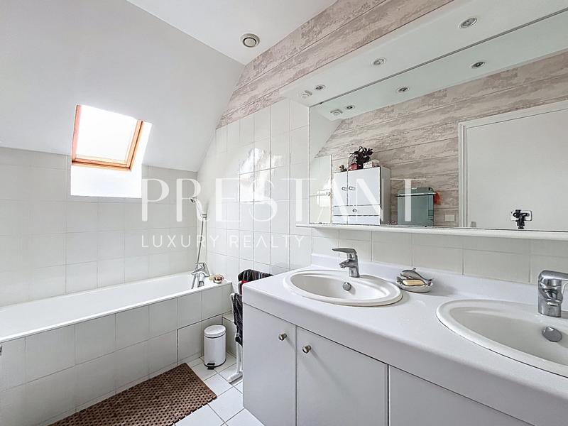 Maison - 267 m² - 7 pièces