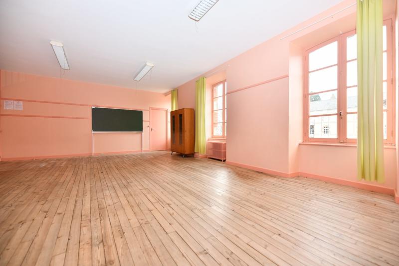 Maison - 1 100 m² - 30 pièces