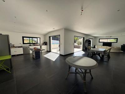 Maison - 202 m² - 8 pièces