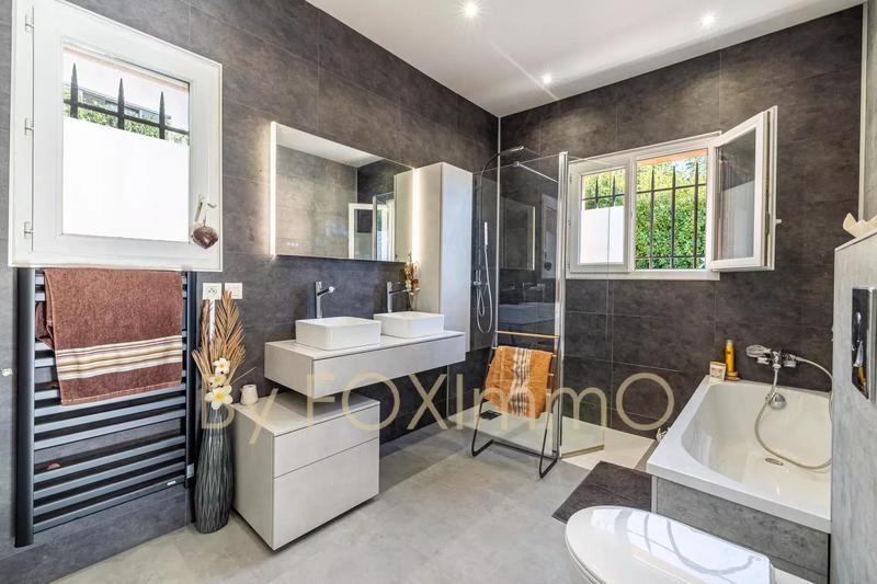 Maison - 330 m² - 9 pièces