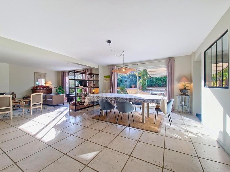 Maison - 310 m² - 8 pièces