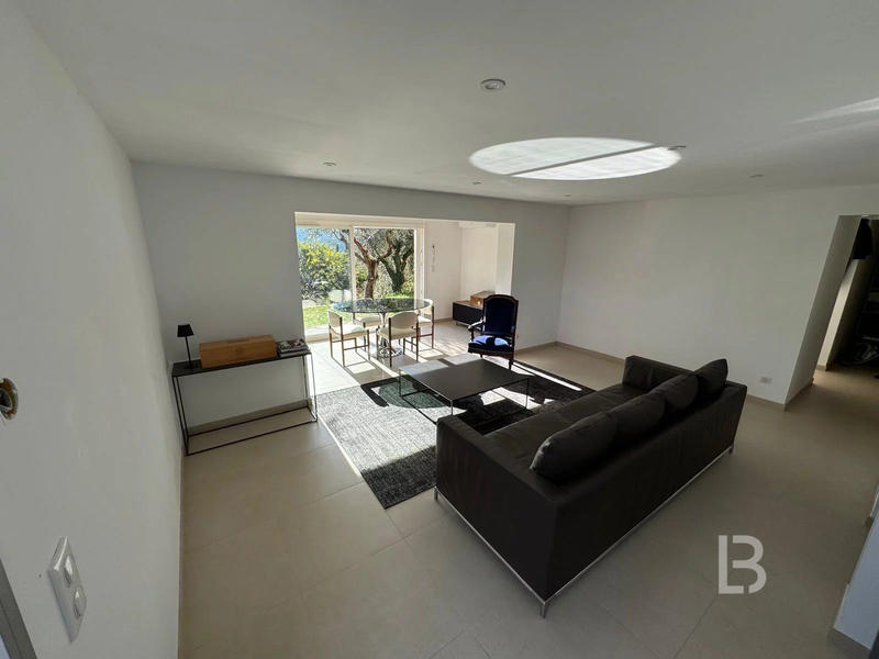 Maison - 260 m² - 8 pièces