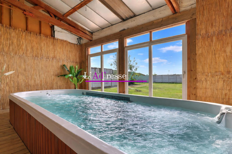 Maison - 221 m² - 10 pièces