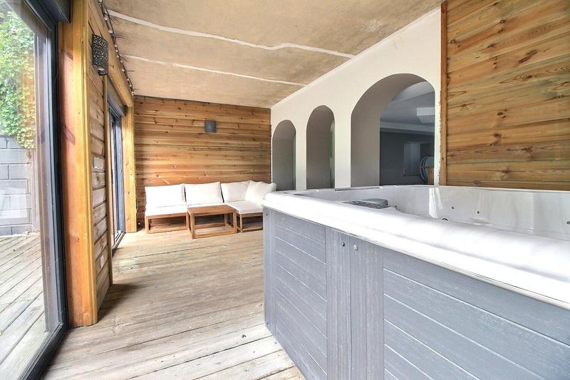 Maison - 292 m² - 8 pièces