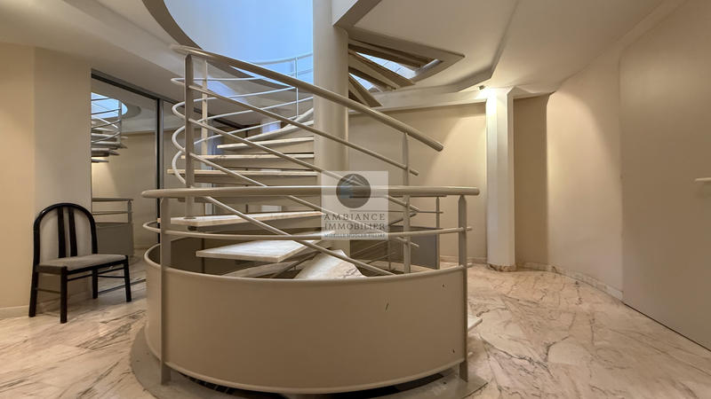 Maison - 215 m² - 6 pièces