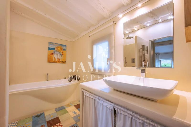 Maison - 330 m² - 8 pièces