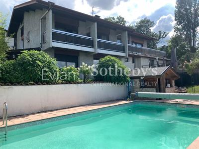 Maison - 243 m² - 8 pièces