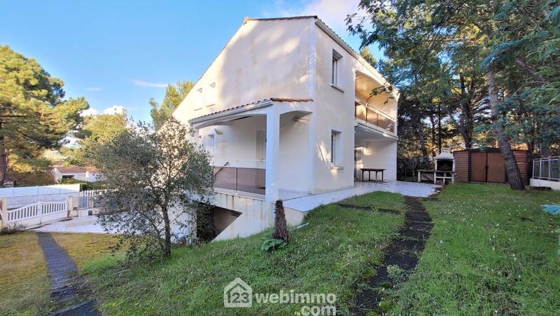 Maison - 222 m² - 8 pièces