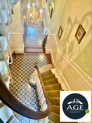 Maison - 270 m² - 9 pièces