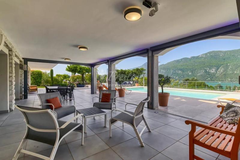 Maison - 452 m² - 12 pièces