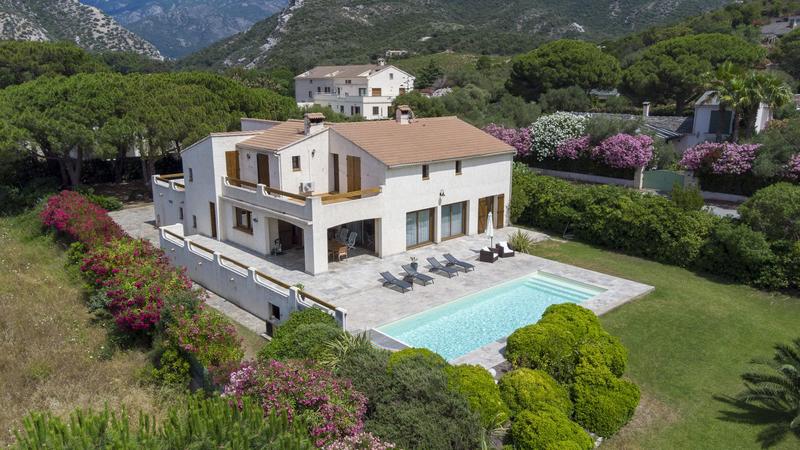 Villa - 265 m² - 9 pièces