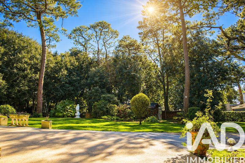 Maison - 240 m² - 8 pièces