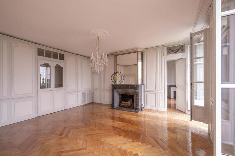 Appartement - 239 m² - 8 pièces