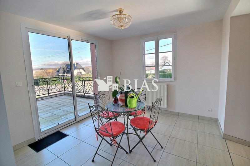 Maison - 239 m² - 7 pièces