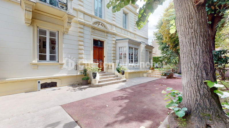 Demeure - 377 m² - 12 pièces