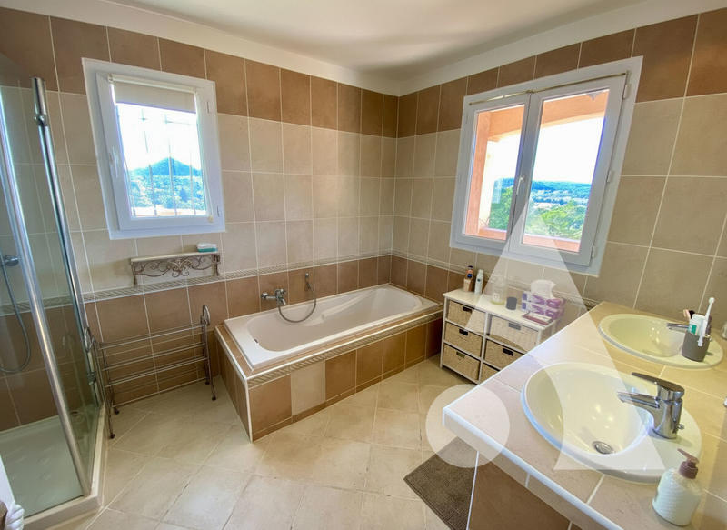 Maison - 214 m² - 7 pièces