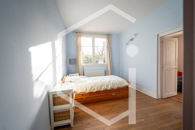 Maison - 240 m² - 9 pièces