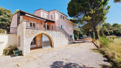 Maison - 220 m² - 8 pièces