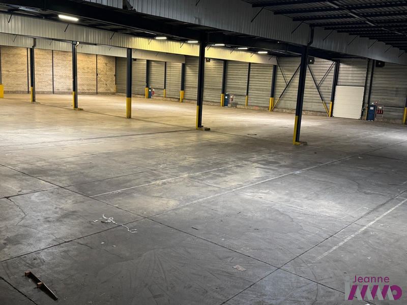 Entrepôt - 1 200 m²