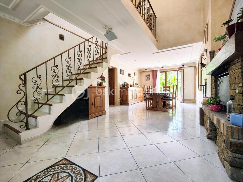 Maison - 180 m² - 7 pièces