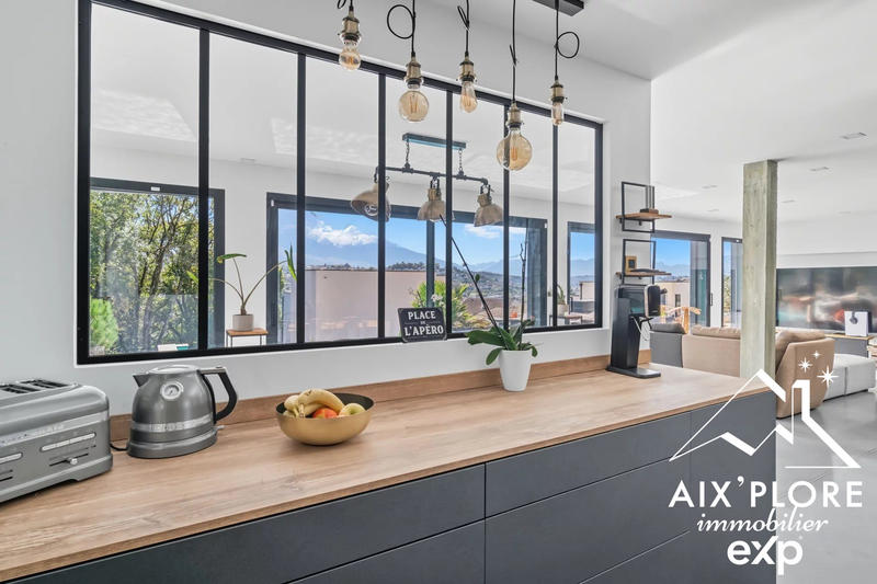 Maison - 230 m² - 6 pièces