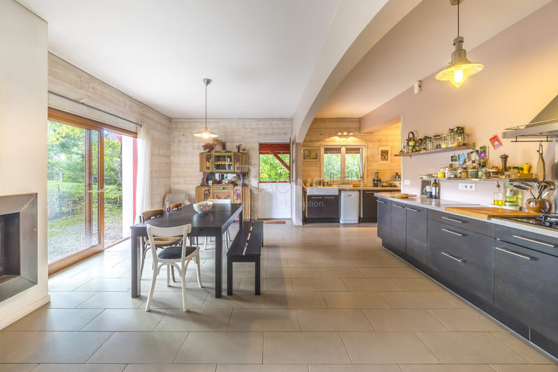 Maison - 214 m² - 8 pièces