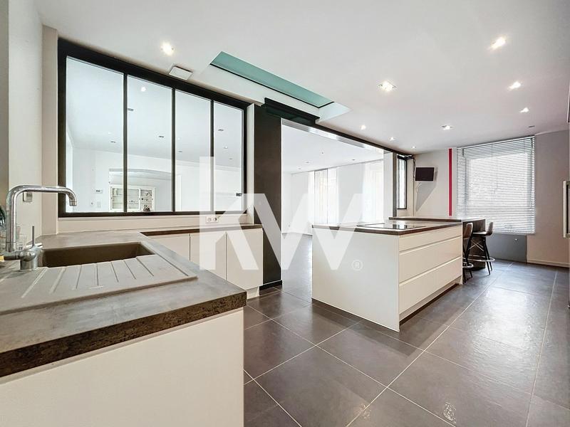 Maison - 900 m² - 11 pièces