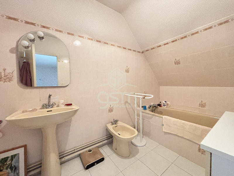 Maison traditionnelle - 203 m² - 7 pièces