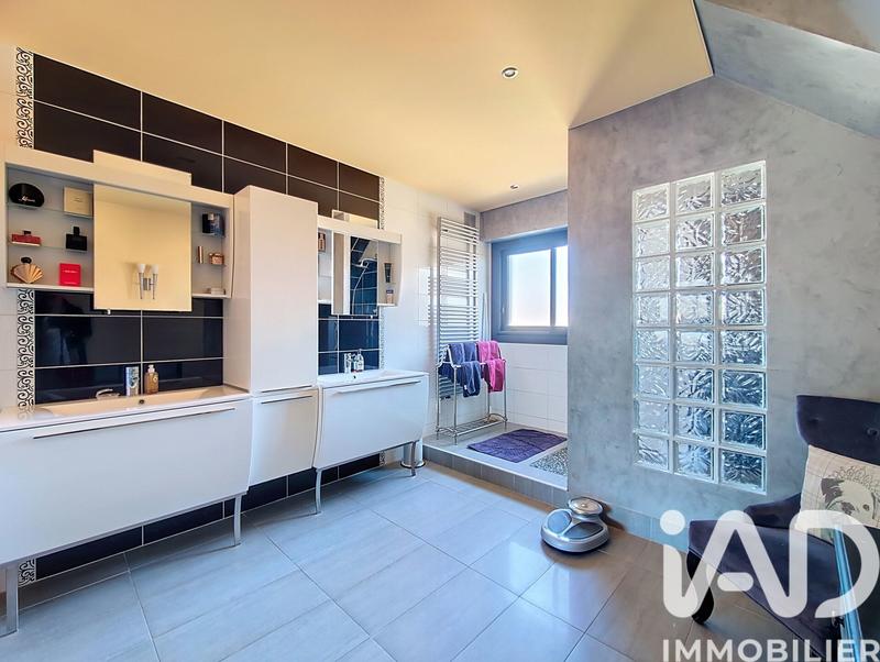 Maison - 222 m² - 9 pièces