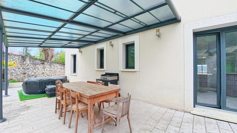 Pavillon - 235 m² - 7 pièces