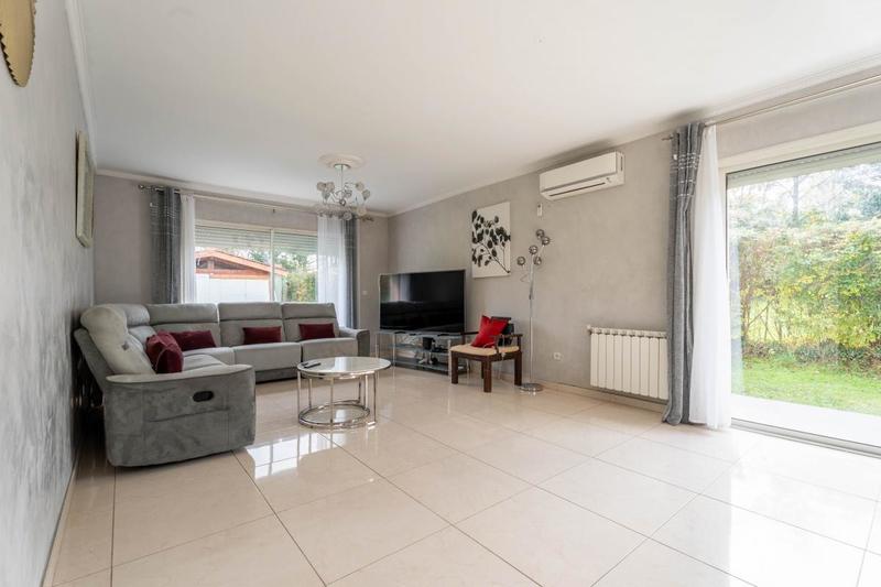 Maison - 210 m² - 8 pièces